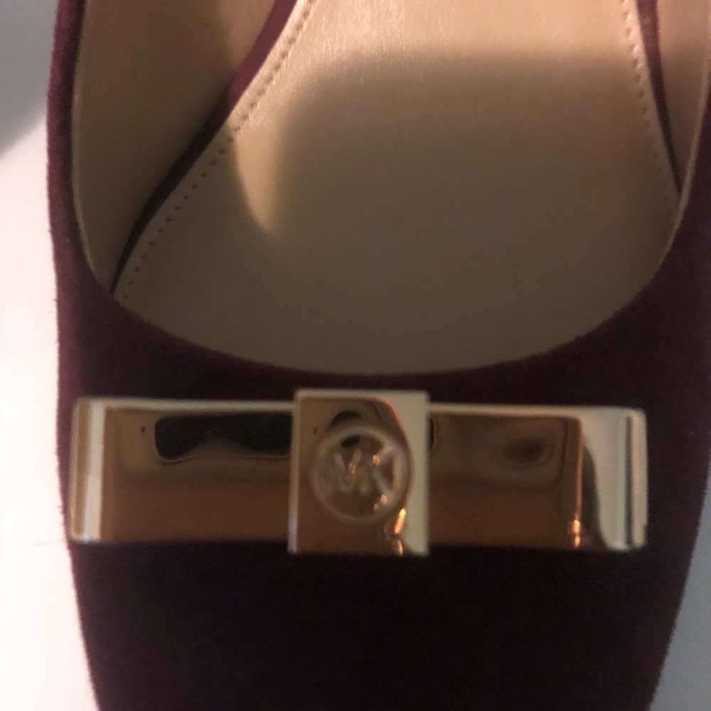 Gorgeous MichaelKors Burgundy Suede Gold Bow pumps - Picture 3 of 4